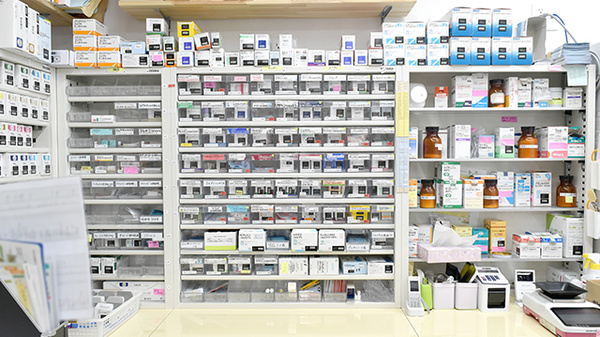 みのり薬局　鶴原店の薬棚