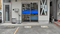 薬局トモズ椚田店の入口
