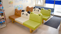 薬局トモズ椚田店の待合スペース