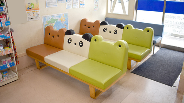 薬局トモズ椚田店の待合スペース
