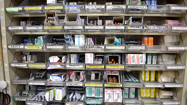 薬局トモズ椚田店の薬棚