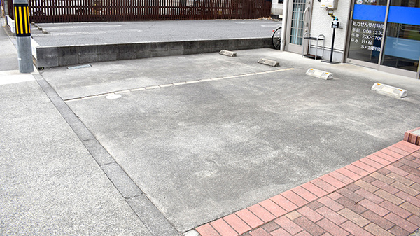 薬局トモズ椚田店の駐車場
