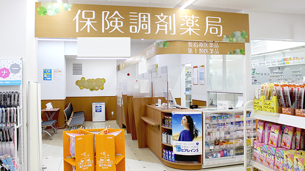 調剤薬局ツルハドラッグ鶴見市場店の入口