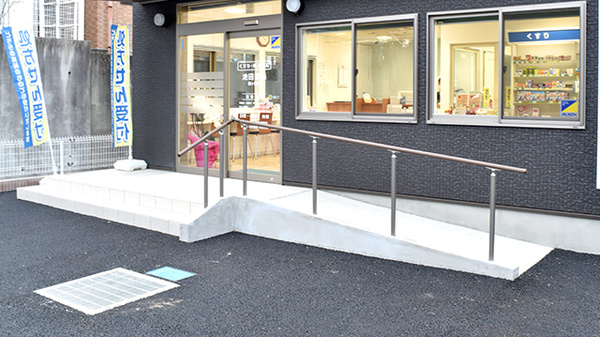 池田薬局鶴ヶ島店の入口