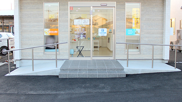 つばさ薬局　天川原店の入口