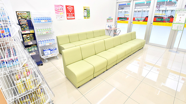 スギ薬局 吹田清水店の待合スペース
