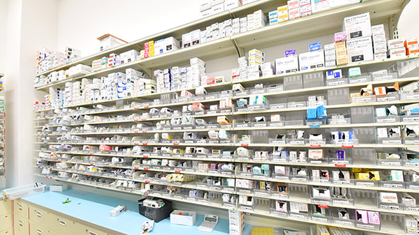 スギ薬局 吹田清水店の薬棚