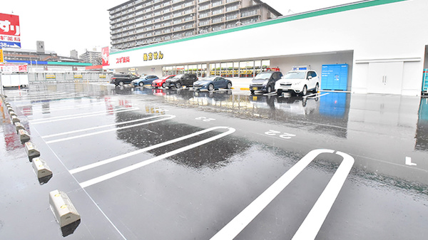 スギ薬局 吹田清水店の駐車場