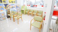 スギ薬局 元車店の待合スペース
