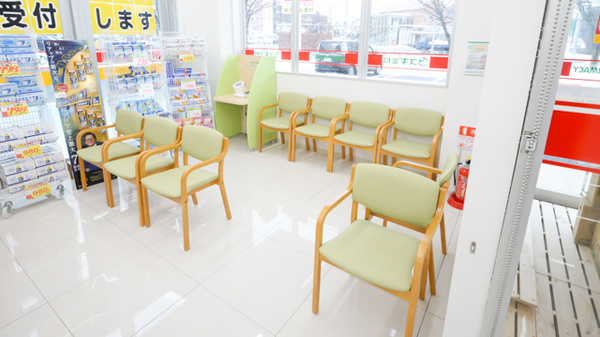 スギ薬局 元車店の待合スペース