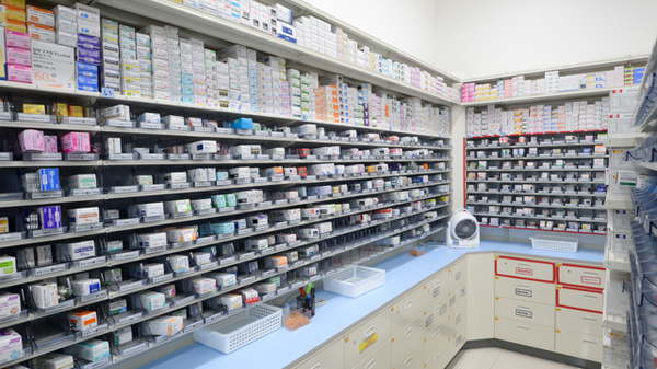 スギ薬局 元車店の薬棚