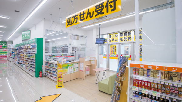スギ薬局 牧御堂店の入口