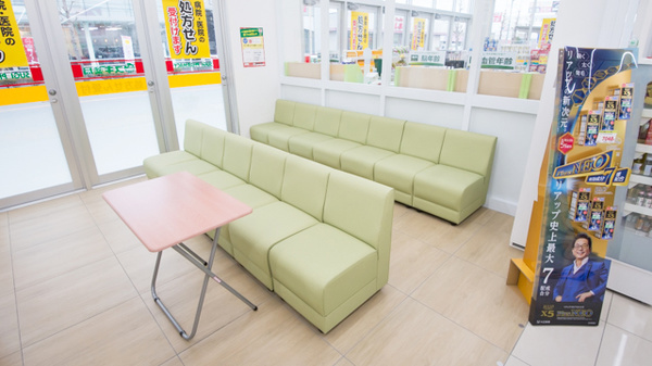 スギ薬局 牧御堂店の待合スペース