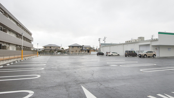 スギ薬局 牧御堂店の駐車場