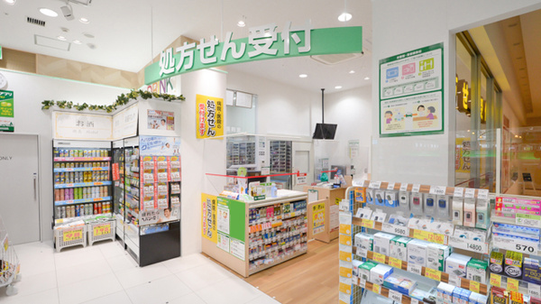 スギ薬局　片町きらら店の入口