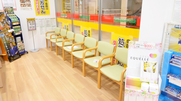 スギ薬局　片町きらら店の待合スペース
