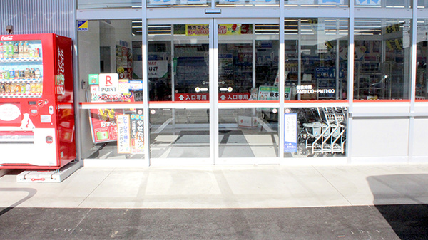 セキ薬局　東本郷店の入口