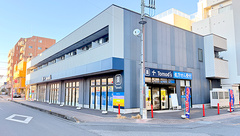 薬局トモズ越谷店の外観