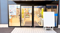 薬局トモズ越谷店の入口
