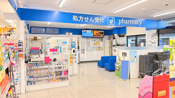 薬局トモズ越谷店の入口