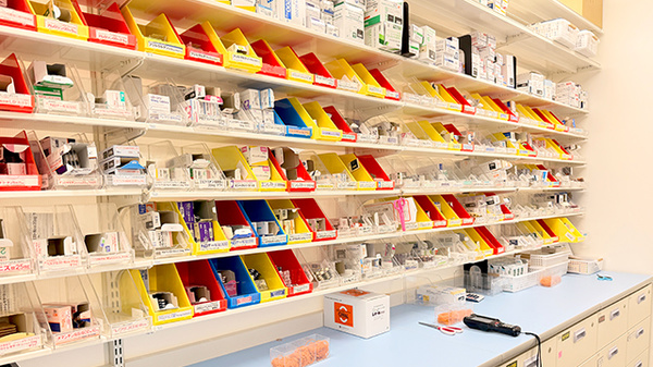 薬局トモズ越谷店の薬棚