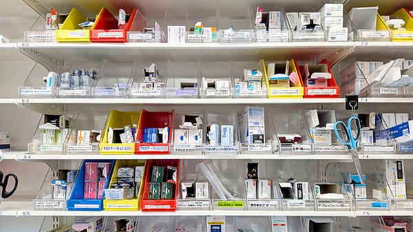 薬局トモズ柳瀬川駅前店の薬棚