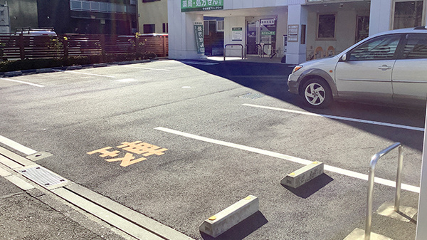 中央林間ファーマシーの駐車場