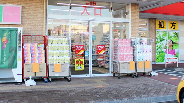 調剤薬局ツルハドラッグ相模原西橋本店の入口
