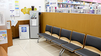調剤薬局ツルハドラッグ相模原西橋本店の待合スペース