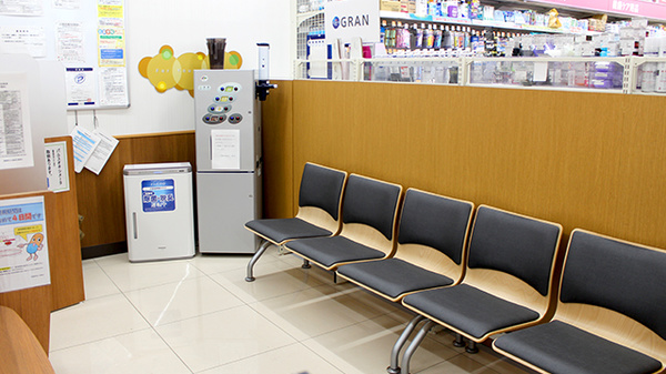 調剤薬局ツルハドラッグ相模原西橋本店の待合スペース