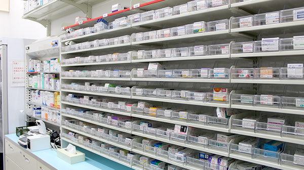 調剤薬局ツルハドラッグ相模原西橋本店の薬棚