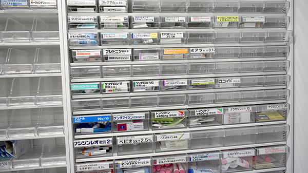にこにこ薬局ひなみ店の薬棚