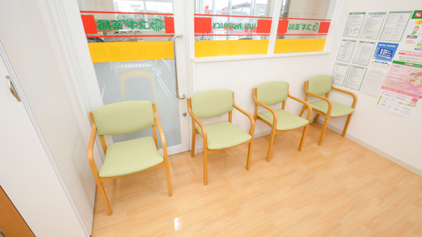 スギ薬局　長久手北店の待合スペース