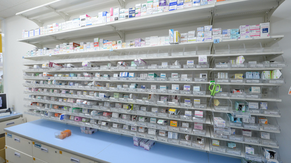 スギ薬局　牛巻店の薬棚