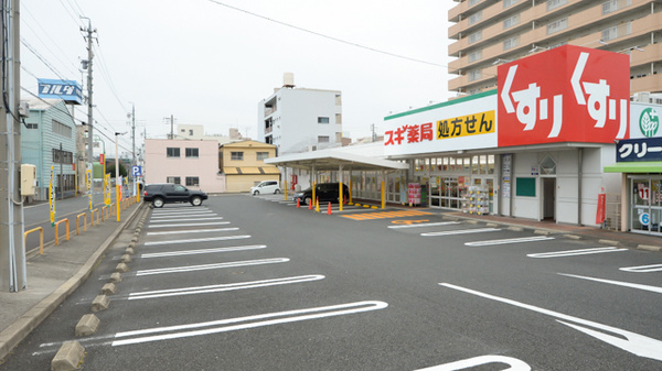 スギ薬局　牛巻店の駐車場