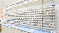 スギ薬局 南千里店の薬棚