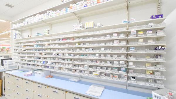 スギ薬局 南千里店の薬棚