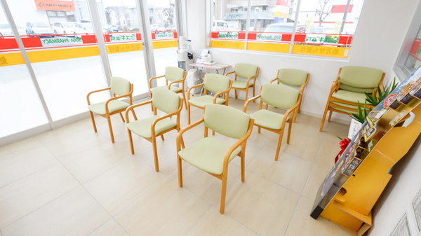 スギ薬局 滝ノ水店の待合スペース
