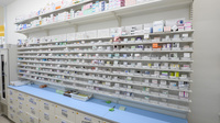 スギ薬局 滝ノ水店の薬棚