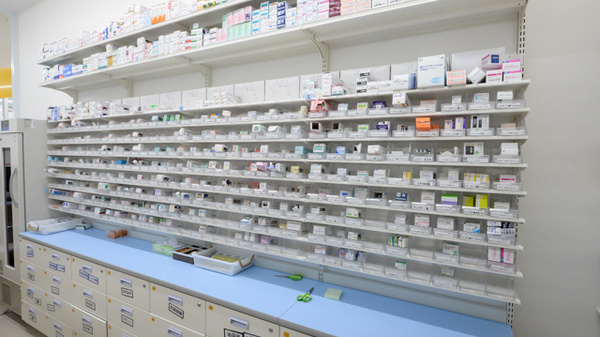 スギ薬局 滝ノ水店の薬棚