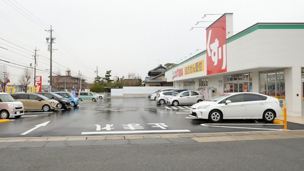 スギ薬局 滝ノ水店の駐車場