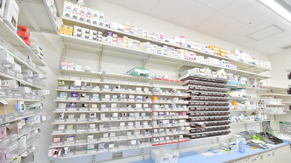 スギ薬局　旭中宮店の薬棚