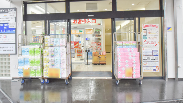 調剤薬局ツルハドラッグ今福鶴見店の入口