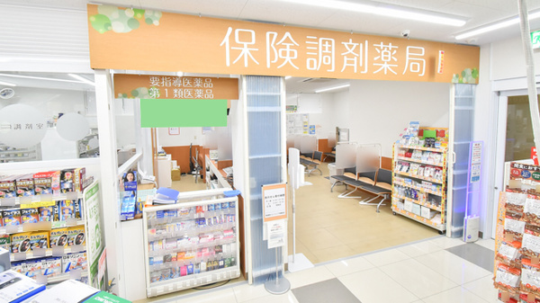 調剤薬局ツルハドラッグ今福鶴見店の入口
