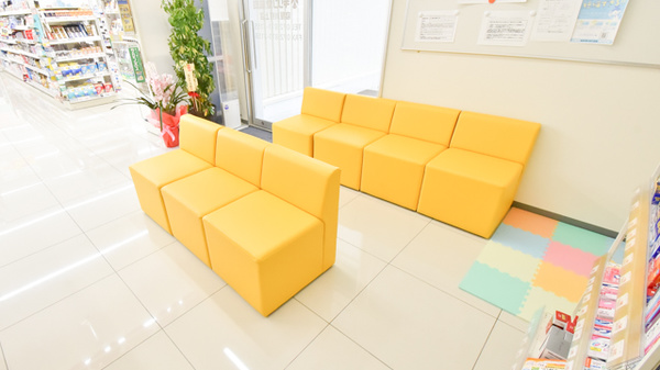 キリン堂薬局　寝屋川打上店の待合スペース