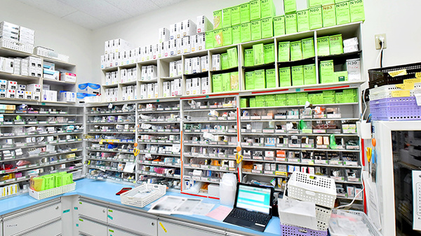 サエラ薬局 わらび店の薬棚