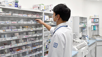 稲毛海岸マル薬局の作業風景