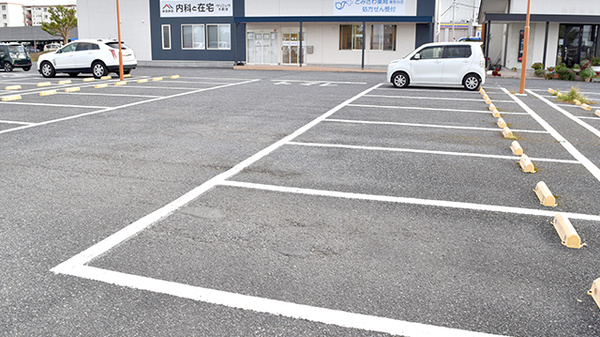 とみざわ薬局清見台店の駐車場