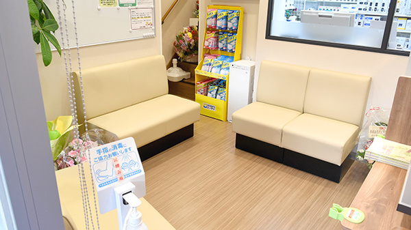 コクミン薬局あびこ道駅前店の待合スペース