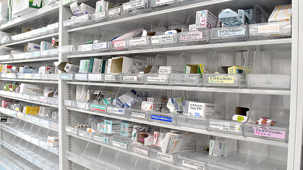 山口薬局　中城店の薬棚